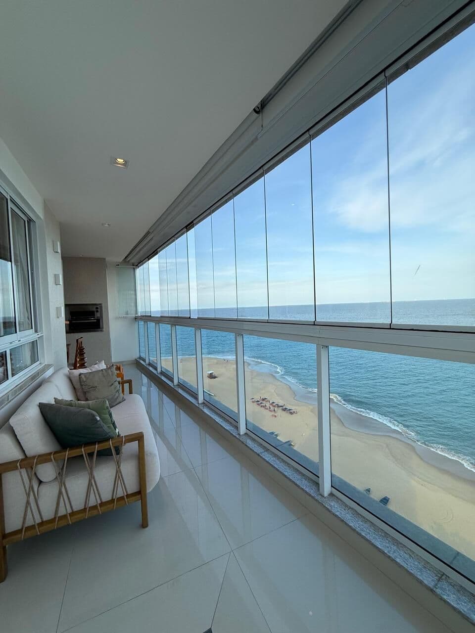 Apartamento frente mar na Praia de Itapuã, 130m², 4 quartos, 2 suítes, 2 vagas soltas, lazer completo