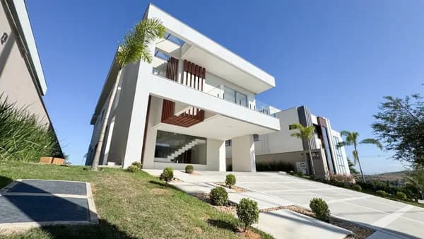 Casa duplex, reformada, 5 quartos, 4 suítes, 3 vagas