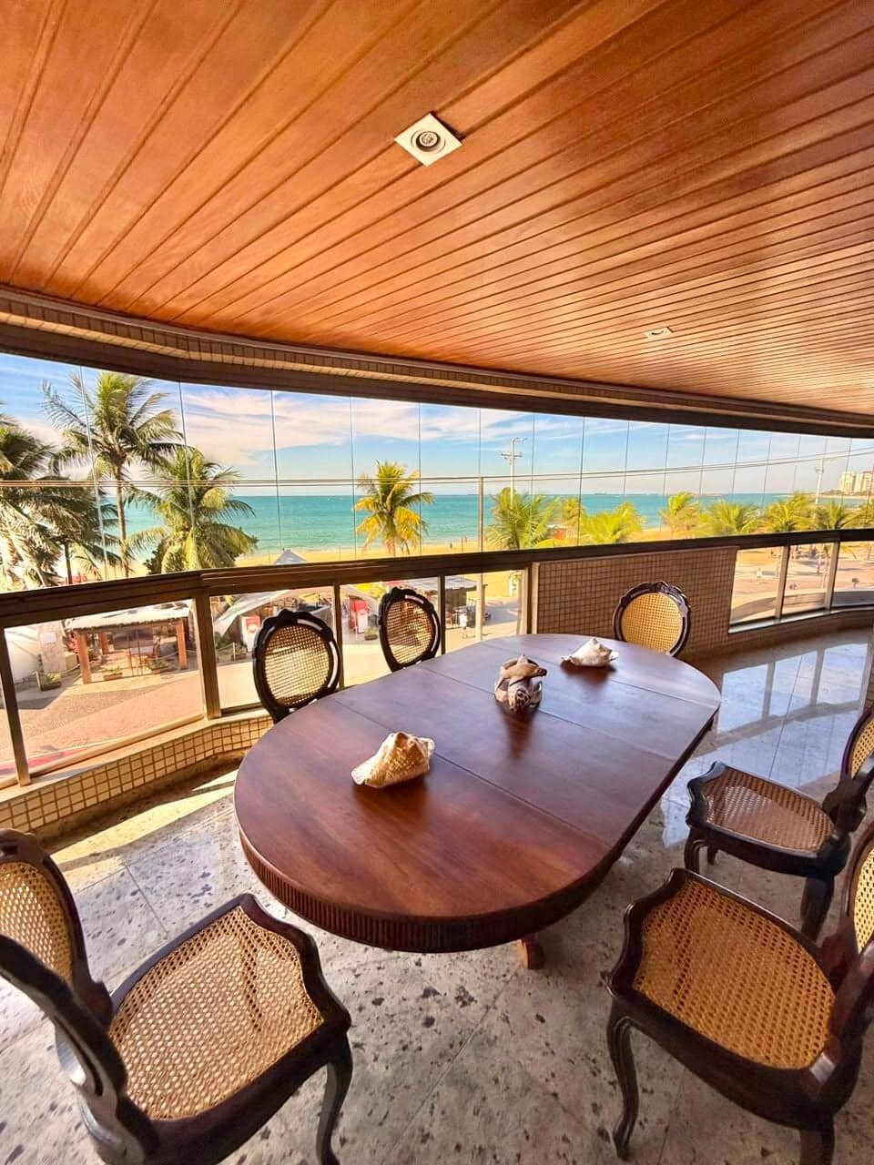 Apartamento frente para o mar, 300m², 4 suítes, 2 vagas, amplo e arejado