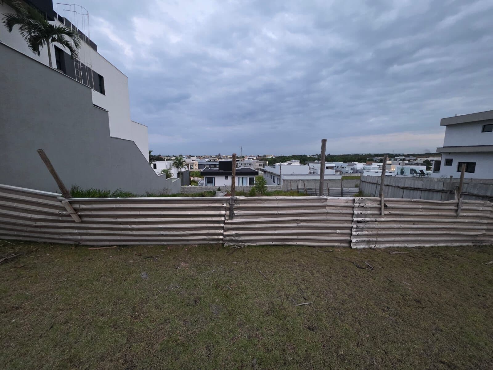 Terreno de 470m², murado no condomínio Jardins Veneza