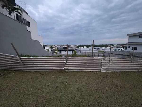 Terreno de 470m², murado no condomínio Jardins Veneza