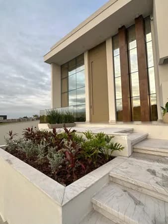 Mansão triplex luxuosa no condomínio Jardins Veneza