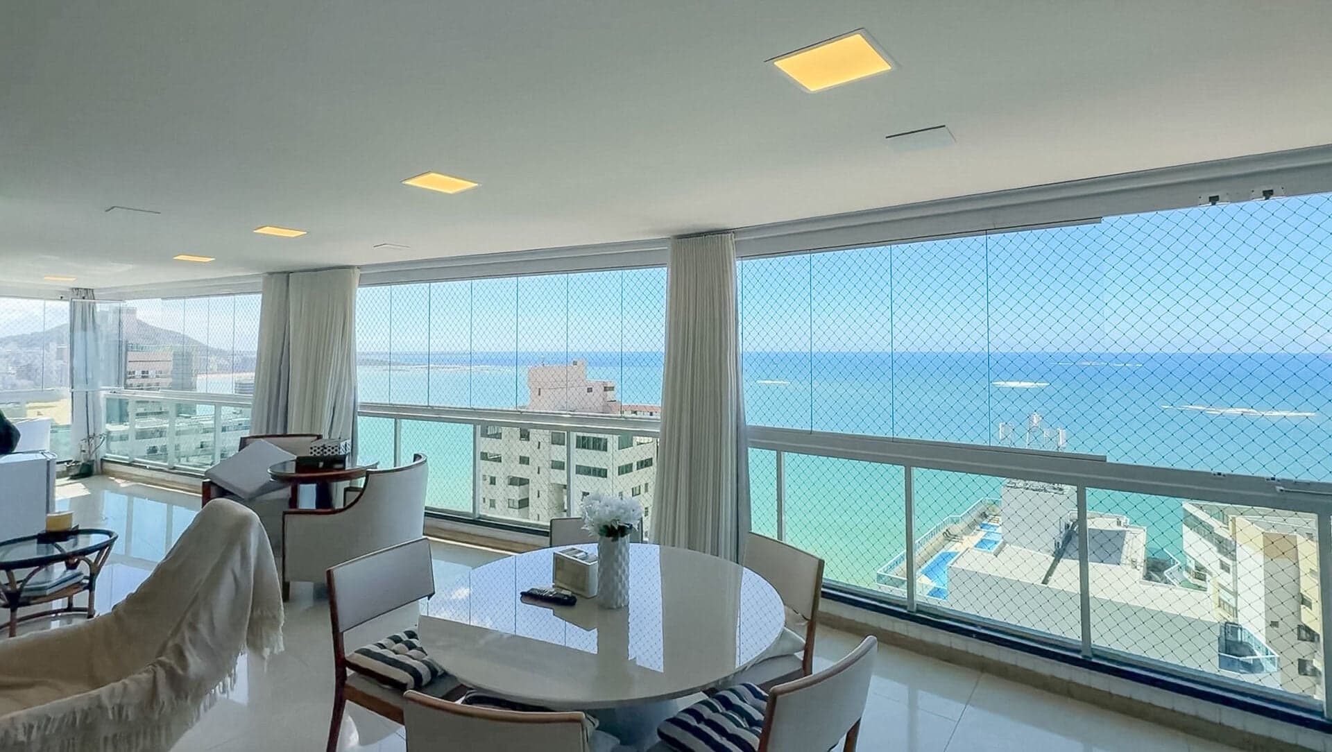 Apartamento vista mar na Praia de Itapuã, 180m², 3 quartos, 2 suítes, 4 vagas e um lazer de clube completo.