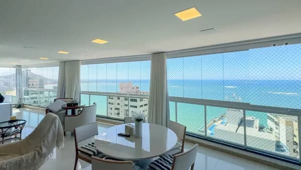 Apartamento vista mar na Praia de Itapuã, 180m², 3 quartos, 2 suítes, 4 vagas e um lazer de clube completo.