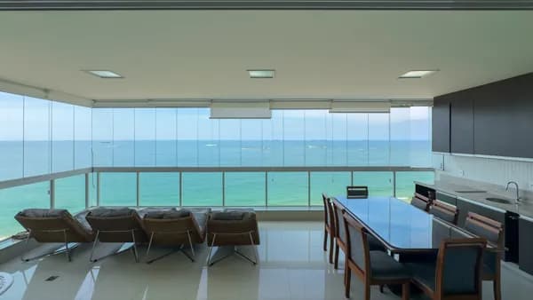 Apartamento frente mar 4 suítes, 3 vagas, lazer completo na Praia de Itapuã