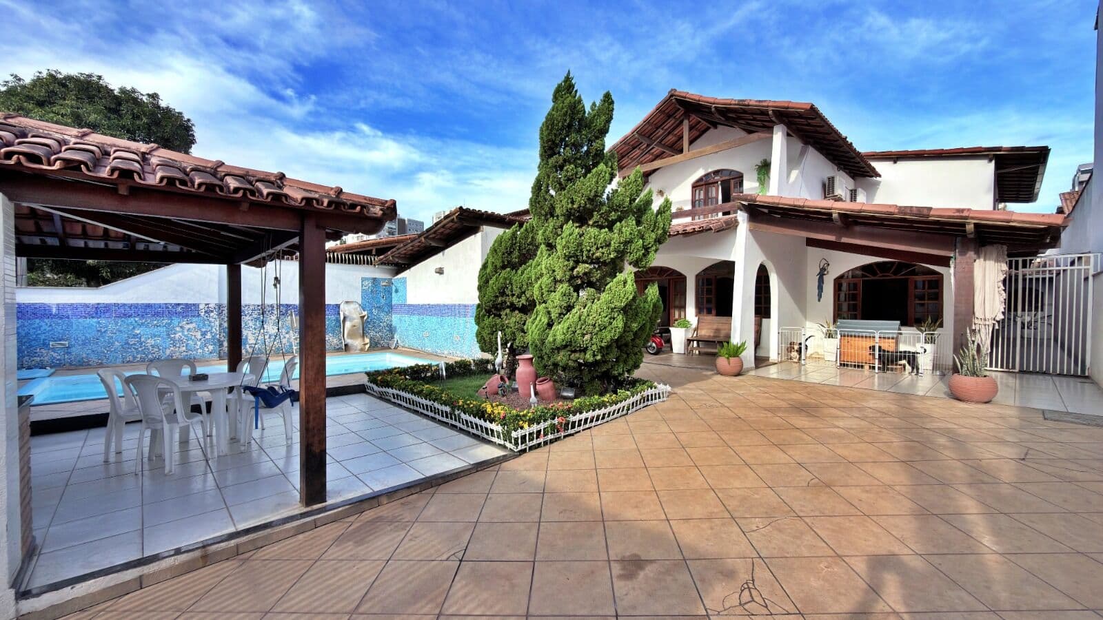Casa de 413m², 5 quartos, 3 suítes à venda na Mata da Praia