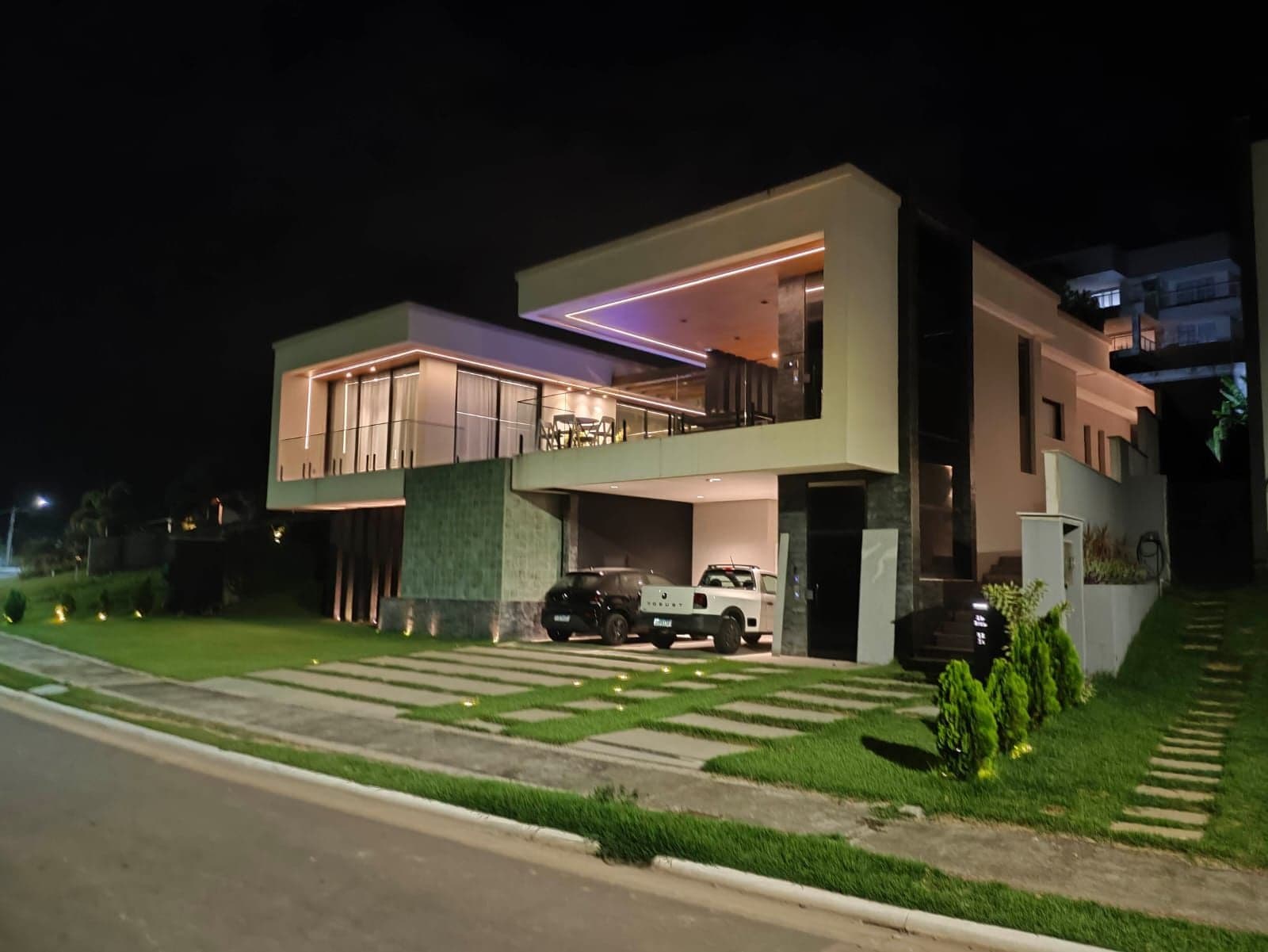 Casa luxuosa no condomínio mais desejado de Vila Velha, 3 suítes, lazer privativo, 2 vagas, 406m²
