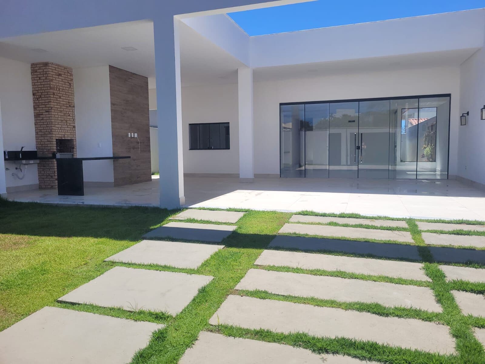 Casa em Interlagos, reformada, 210m² de área construída, 3 suítes, 3 vagas