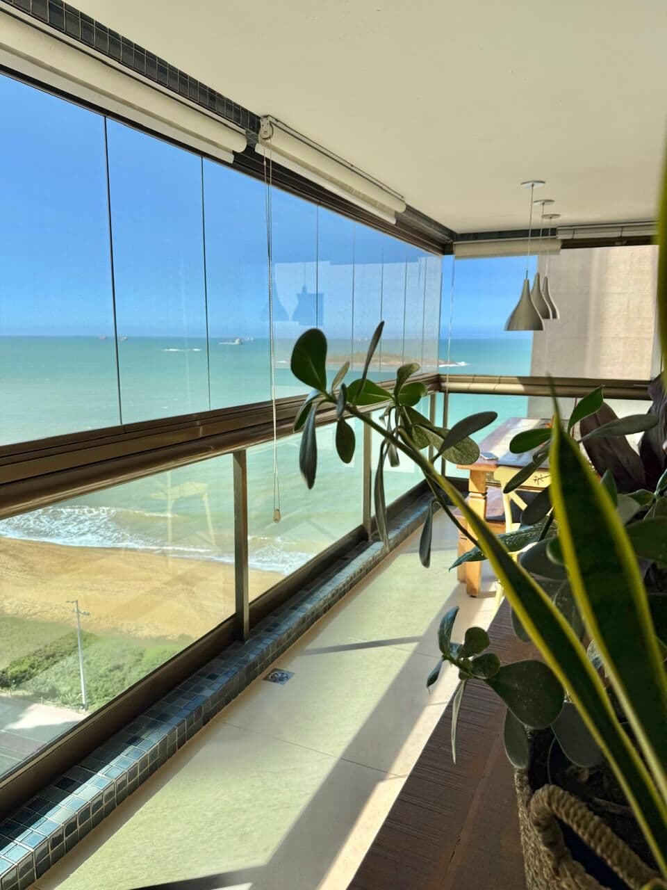 Apartamento 3 quartos, 1 suíte, vista mar, lazer de clube, frente para o mar da Praia de Itaparica