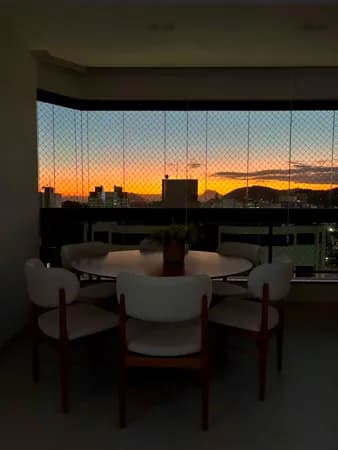Apartamento reformado, 110m², 3 quartos, 1 suíte, 1 suíte canadense, 2 vagas de garagem.