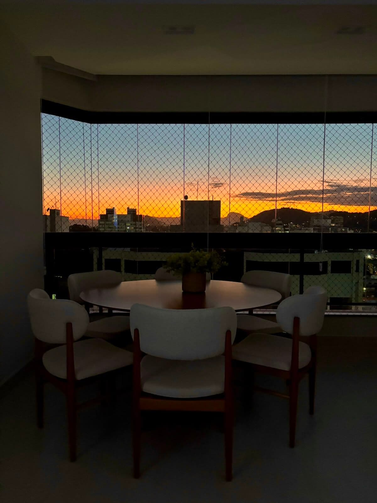 Apartamento reformado, 110m², 3 quartos, 1 suíte, 1 suíte canadense, 2 vagas de garagem.