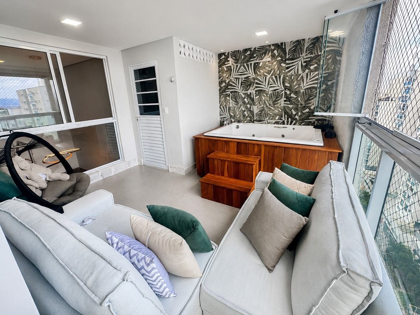 Cobertura Duplex poucos passos da Praia de Itaparica com 4 suítes, 140m², 2 vagas e lazer de clube