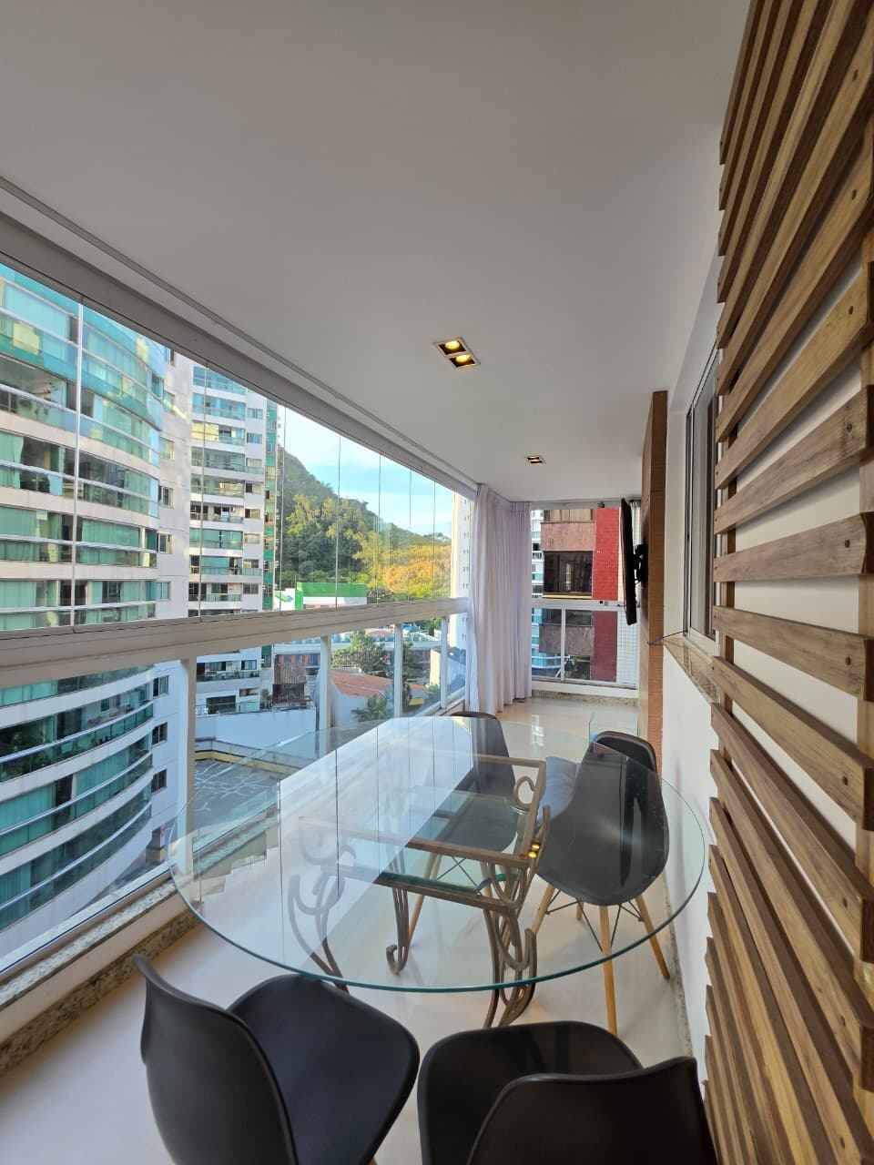 Apartamento 4 quartos, 2 suítes, na 2ª quadra do mar, no Parque das Castanheiras
