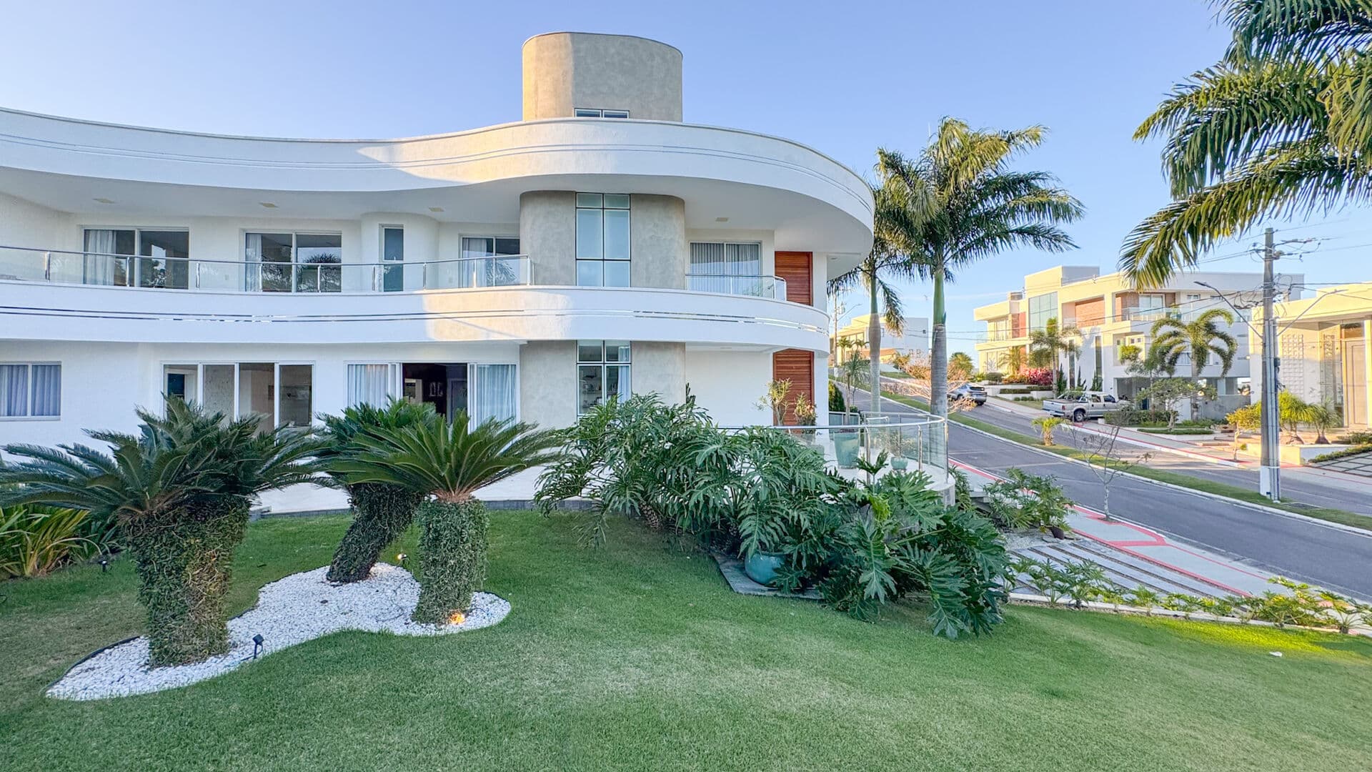 Casa duplex com 5 suítes, porteira fechada no Riviera Park