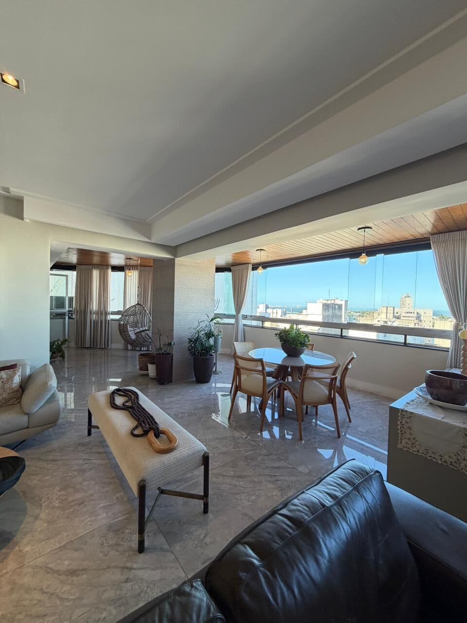 Apartamento 4 quartos, 1 suíte, 264m², andar alto, localizado na Joaquim Lírio - Praia da Canto