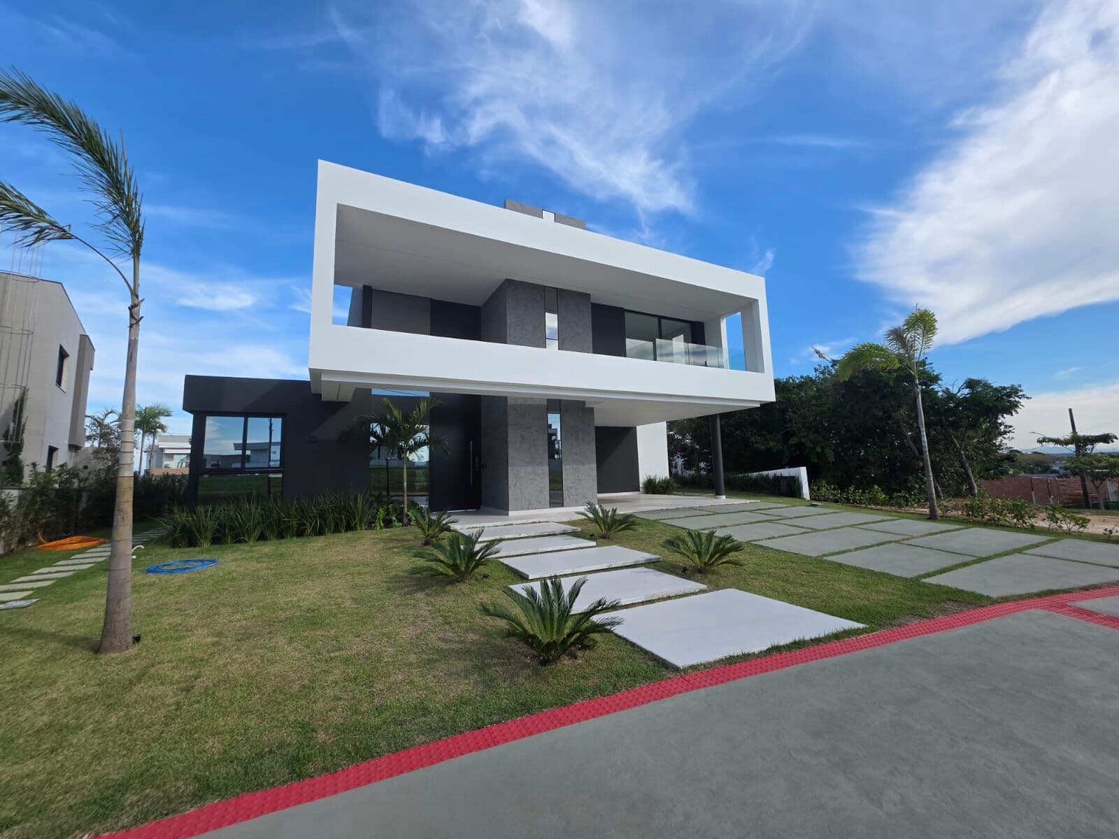 Casa duplex reformada, moderna, 4 suítes, 370m², espaço gourmet, pé direito duplo