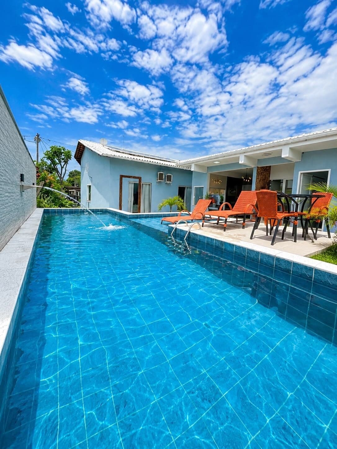 🏡✨ O SEU REFÚGIO PARTICULAR EM MARICÁ ESTÁ AQUI! Imagine morar em uma casa completa, cercada de tranquilidade, segurança e com uma área de lazer perfeita para aproveitar cada momento com a família. 💛