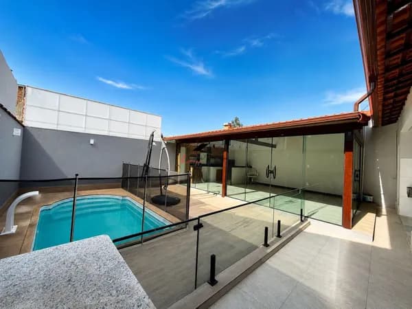 🏡 Casa à Venda em São José do Imbassaí – Maricá/RJ | R$ 480.000 Excelente oportunidade para quem busca conforto, praticidade e uma localização estratégica! 📍 Localização privilegiada, a poucos minutos da Rodovia Amaral Peixoto, McDonald's, Hospital Mun