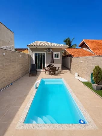 🌊 A CASA DOS SEUS SONHOS ESTÁ A APENAS 300 METROS DA PRAIA DE ITAIPUAÇU – MARICÁ/RJ! 🏖️ Imagine acordar todos os dias com a brisa do mar, morar em uma casa moderna, completa e em uma das regiões mais valorizadas de Itaipuaçu. Um imóvel pensado para quem