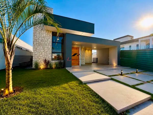 ✨ Tem casas bonitas nas fotos. E tem casas que conseguem surpreender ainda mais quando você abre a porta. Na minha opinião, este é um dos melhores custos-benefícios do Alphaville Maricá. Um projeto moderno, sofisticado e pensado para quem valoriza confo