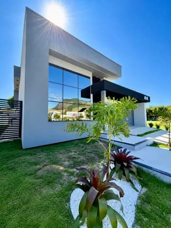 ✨🏡 ALTO PADRÃO NO ALPHAVILLE 1 MARICÁ/RJ🏡✨ 💰 R$ 1.400.000,00 ✨ Ambientes integrados que unem sala, cozinha e área gourmet através de uma elegante cortina de vidro, proporcionando muita iluminação natural e ventilação.