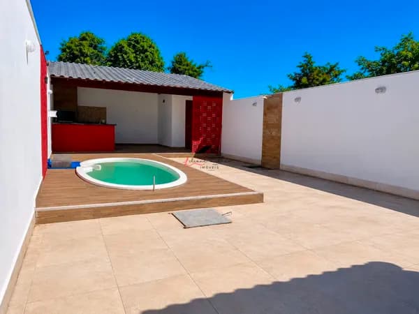 ☀️🏡 Casa com piscina, energia solar e excelente localização no Flamengo – Maricá/RJ! Imagine morar em uma casa que oferece conforto, lazer e ainda gera economia na conta de energia.