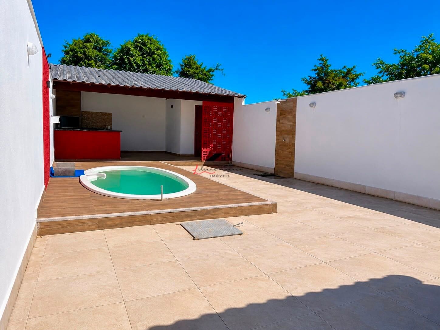 ☀️🏡 Casa com piscina, energia solar e excelente localização no Flamengo – Maricá/RJ! Imagine morar em uma casa que oferece conforto, lazer e ainda gera economia na conta de energia.