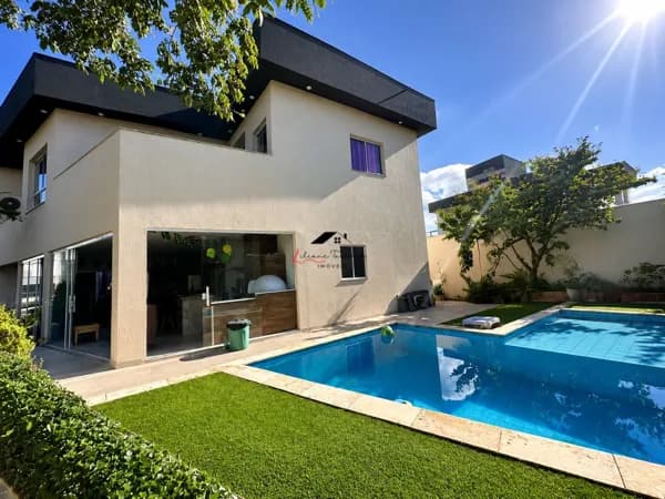 🏡✨ ALPHAVILLE I MARICÁ | LOCAÇÃO DE ALTO PADRÃO COM 5 SUÍTES ✨🏡 Imagine morar em um dos condomínios mais desejados de Maricá, com espaço de sobra, conforto, privacidade e uma estrutura perfeita para viver momentos inesquecíveis com a família.