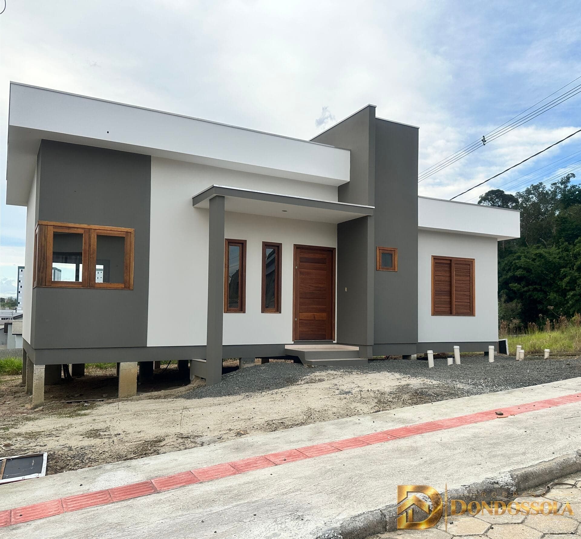 🏡 CASA DE ESQUINA, NOVA, PRONTA PARA MORAR — MODERNA, ALTA E COM UM PROJETO DIFERENCIADO!