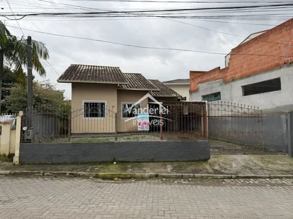 Casa Unifamiliar 3 Quartos sendo 1 Suíte