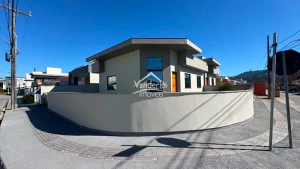 Casa de esquina no loteamento Vale Verde com 03 quartos, sendo 01 suíte no bairro Bela Vista em Palhoça - SC
