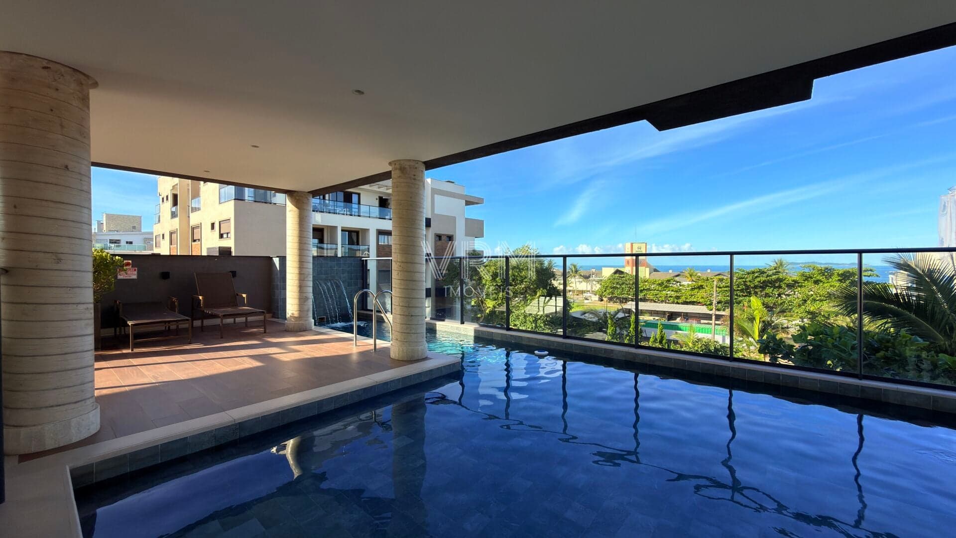 Apartamento Novo com 3 Suítes e Vista Mar na Praia de Mariscal