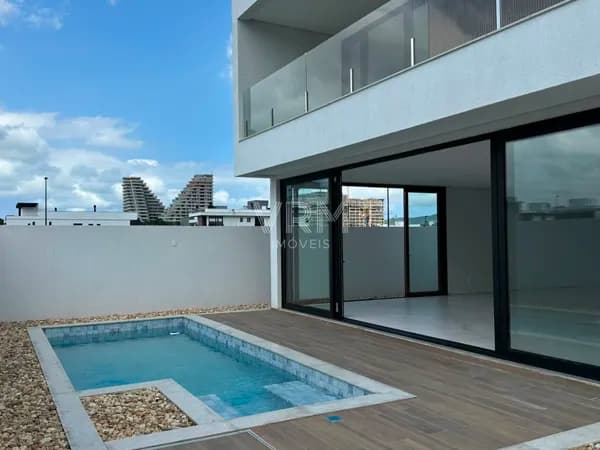 Casa Alto Padrão no Viva Park Com 4 Suítes Amplas e Piscina