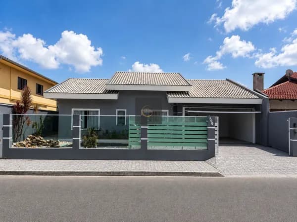 Casa com 3 quartos, suíte, piscina e energia solar em terreno de 501 m² no Iririú