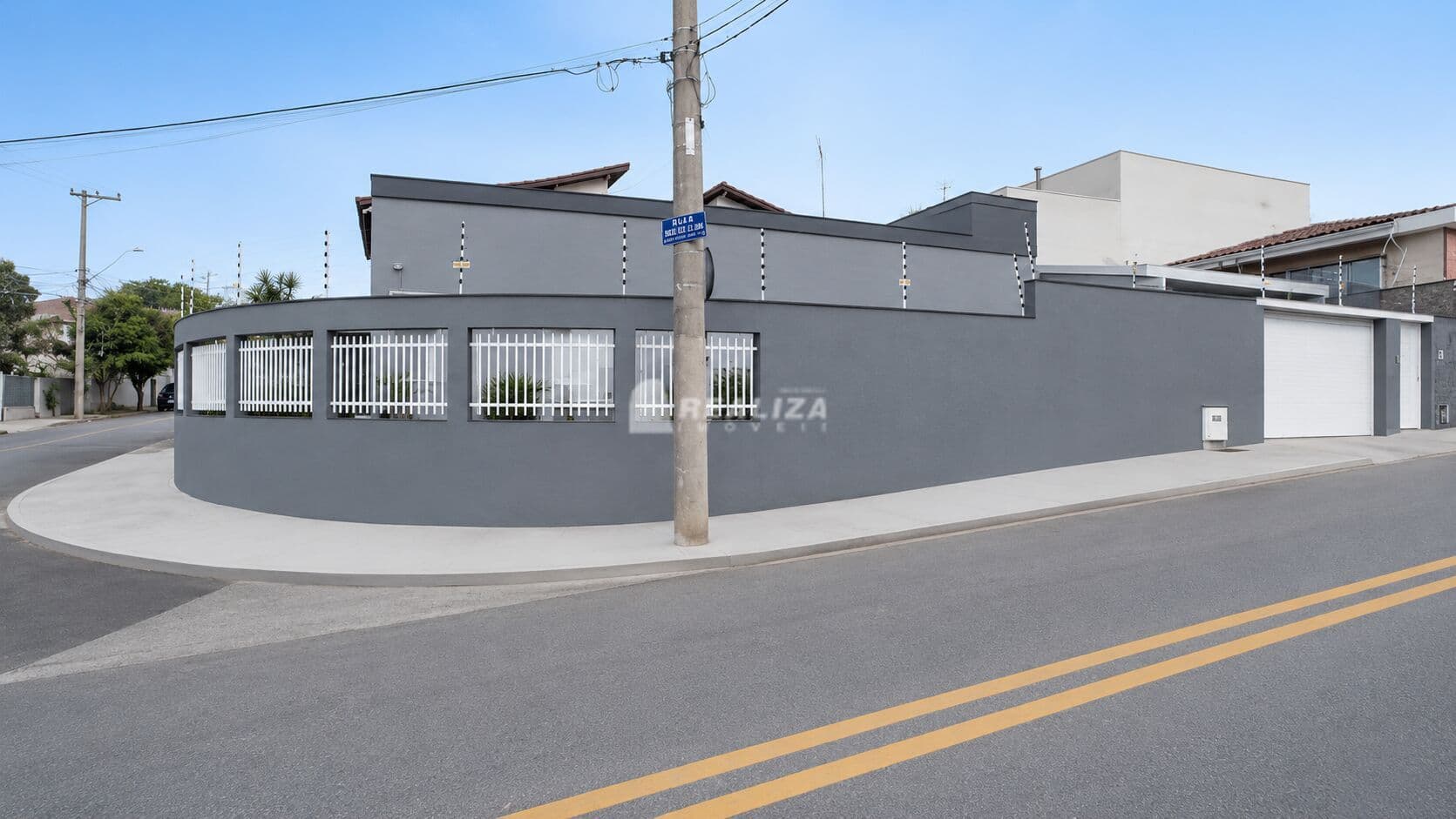 Excelente Casa Térrea RESIDENCIAL/COMERCIAL em esquina, composta de 03 dormitórios sendo 02 suítes - Jardim Santa Rosália- Sorocaba - SP !!!