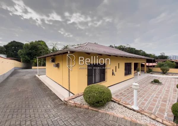 Casa com terreno amplo e lazer completo no Bairro dos Estados, em Timbó!