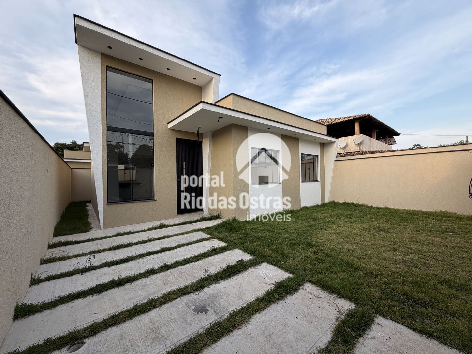 Casa linear independente e não geminada com 3 quartos