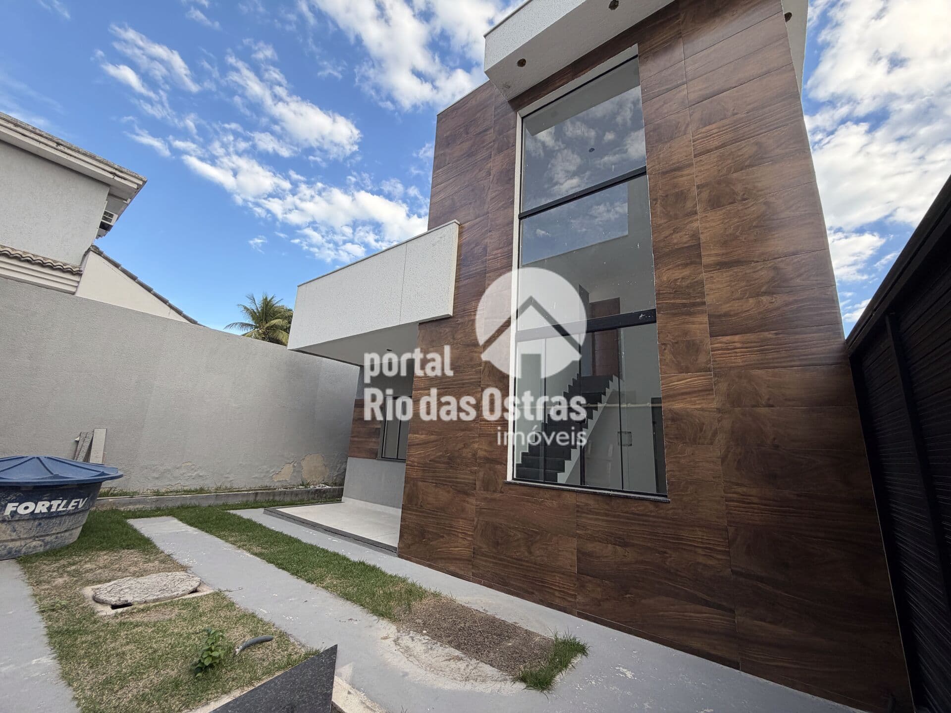 Casa duplex com 3 quartos próximo a praias
