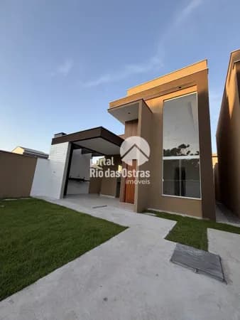 Casa linear de alto padrão a poucos metros da Praia de Costazul