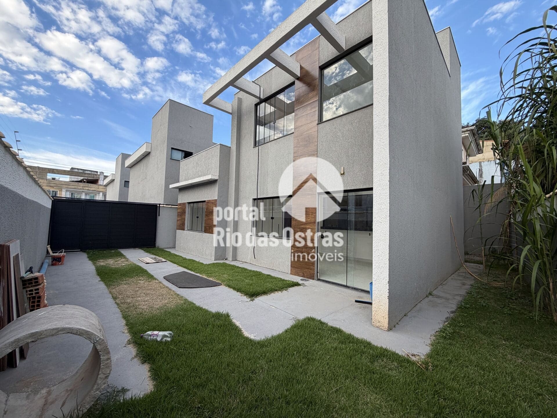 Casa duplex com 3 quartos próximo a praias e comércios