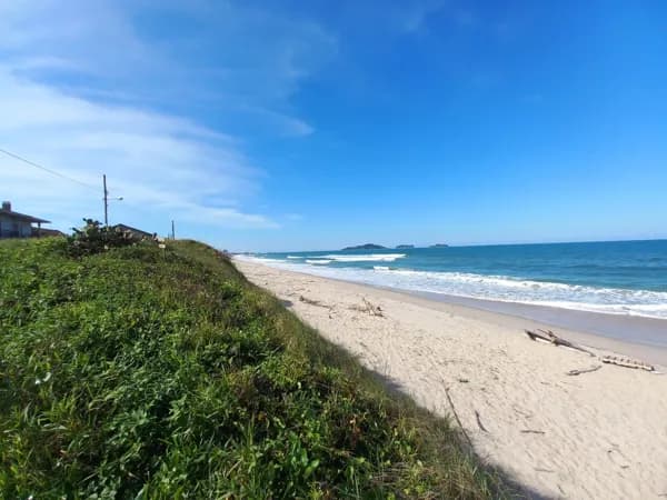 Terreno de esquina, na quadra do mar, em Salinas, Balneário Barra do Sul/SC