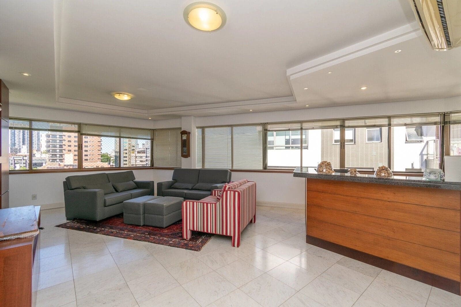 Apartamento com Vista Definida,3 Dormitórios, Suíte, Lareira, Churrasqueira e 3 Vagas