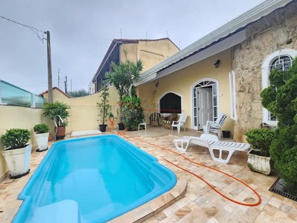 Casa Térrea a venda em Peruibe com 3 quartos sendo 1 suite com piscina