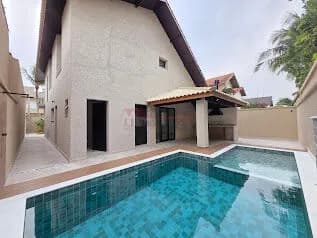 Casa Sobrado a venda em Peruibe 4 quartos sendo 2 suites com piscina apenas 50 metros da praia