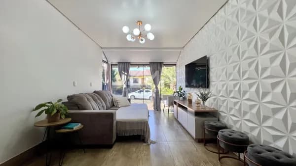 CASA IMPECÁVEL E PRONTA PARA MORAR!