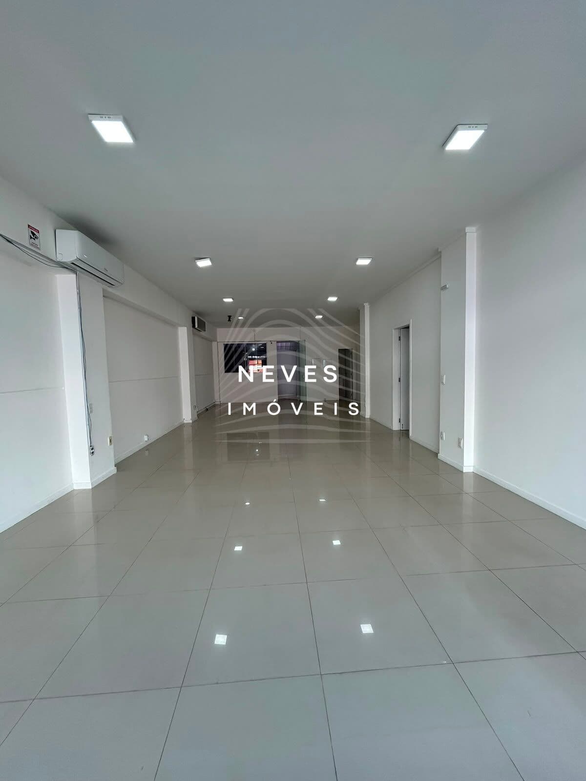 LOCAÇÃO - Ampla sala comercial térrea, com 80m², excelente localização.