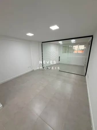 SALA COMERCIAL ÁEREA COM VAGA PRIVATIVA / 40M²