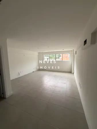 SALA COMERCIAL ÁEREA COM VAGA PRIVATIVA / 40M²