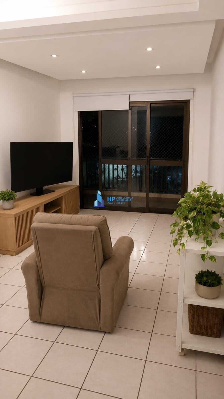 Apartamento Padrão com Sacada e Suíte com