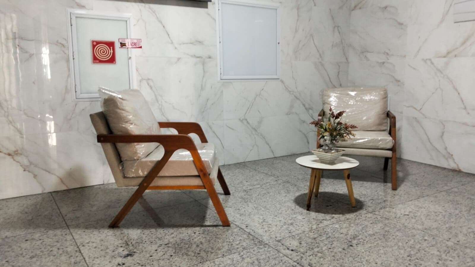 Apartamento vazio, condomínio Joaquim de Oliveira